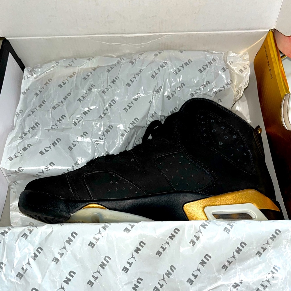 Air Jordan 6 - boys size 7, fits women size 7- 7.5
